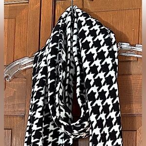 FLEECE CHEVRON PRINT BLACK & WHITE WINTER SCARF WITH FRINGE AT THE HEM